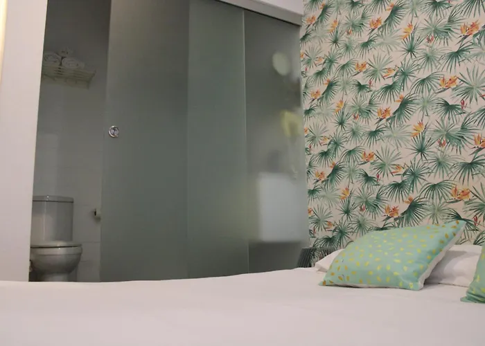 Urban בית הארחה 2*